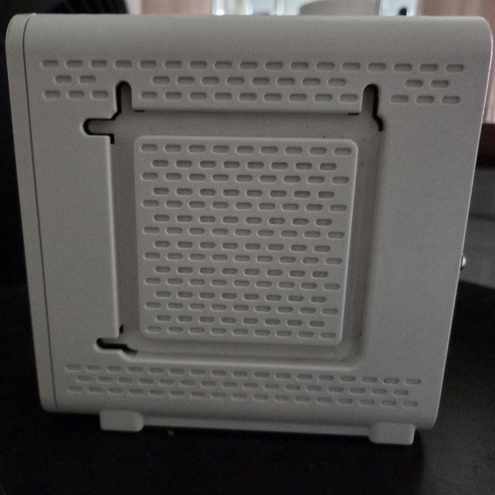 Motorola White Modem/Router Front Panel - Picture 2 of 3